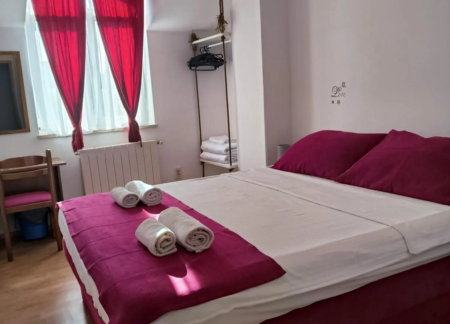 Omir Bed & Breakfast Πούλα