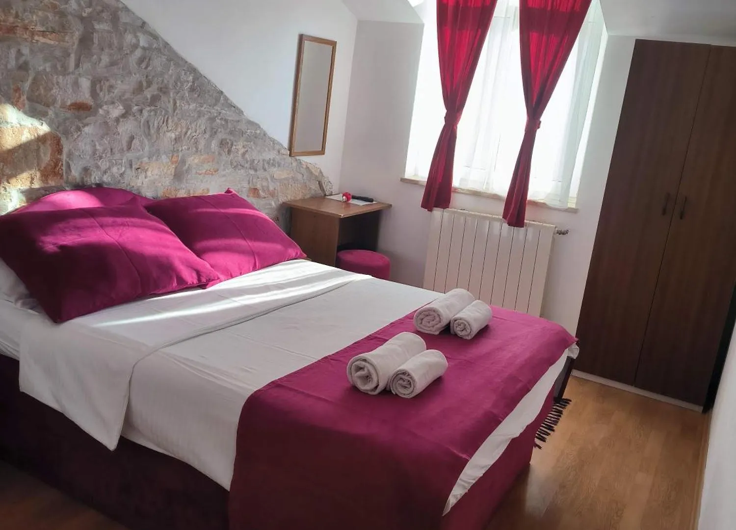 Omir Bed & Breakfast Πούλα
