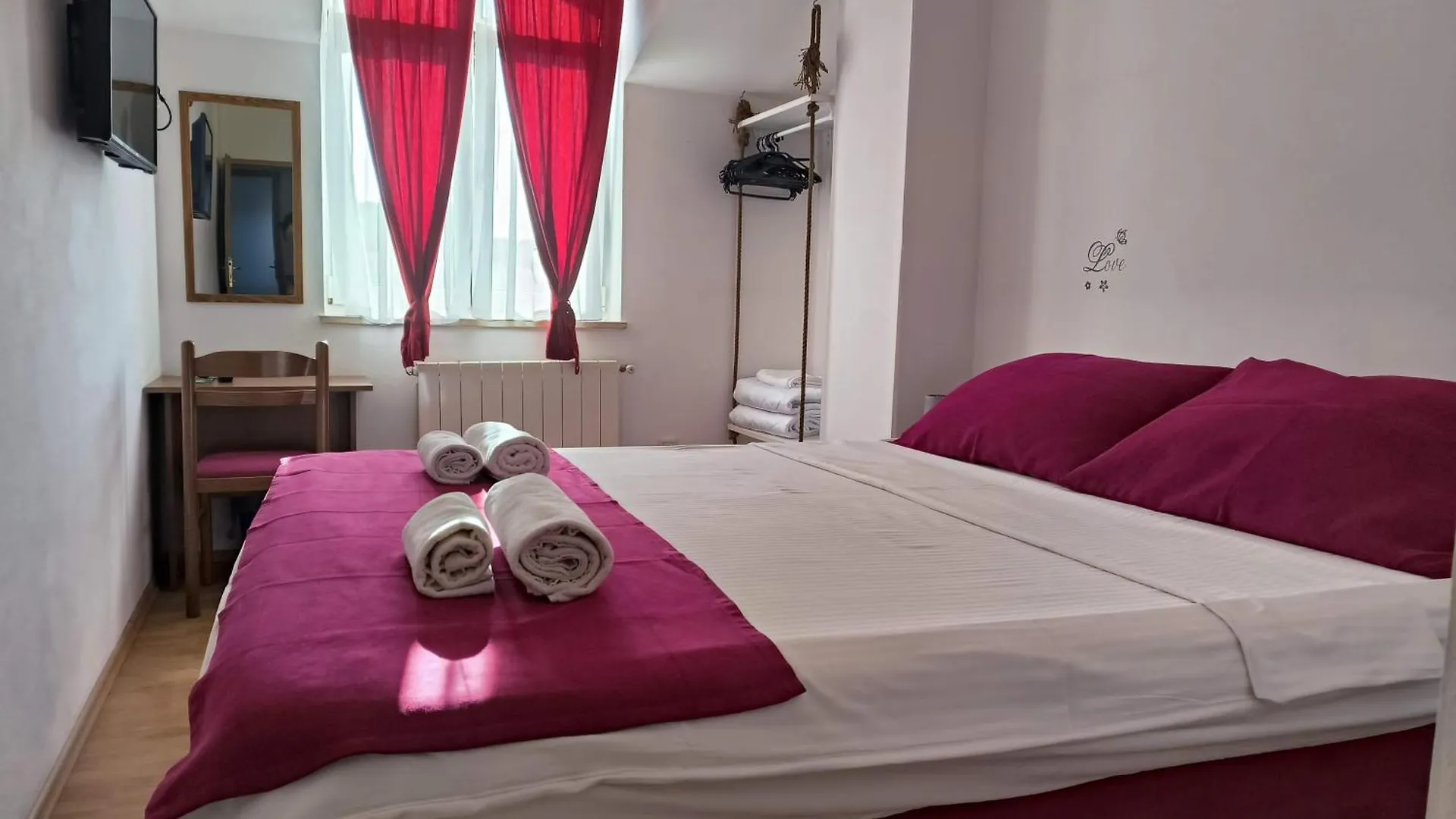 Omir Bed & Breakfast Πούλα
